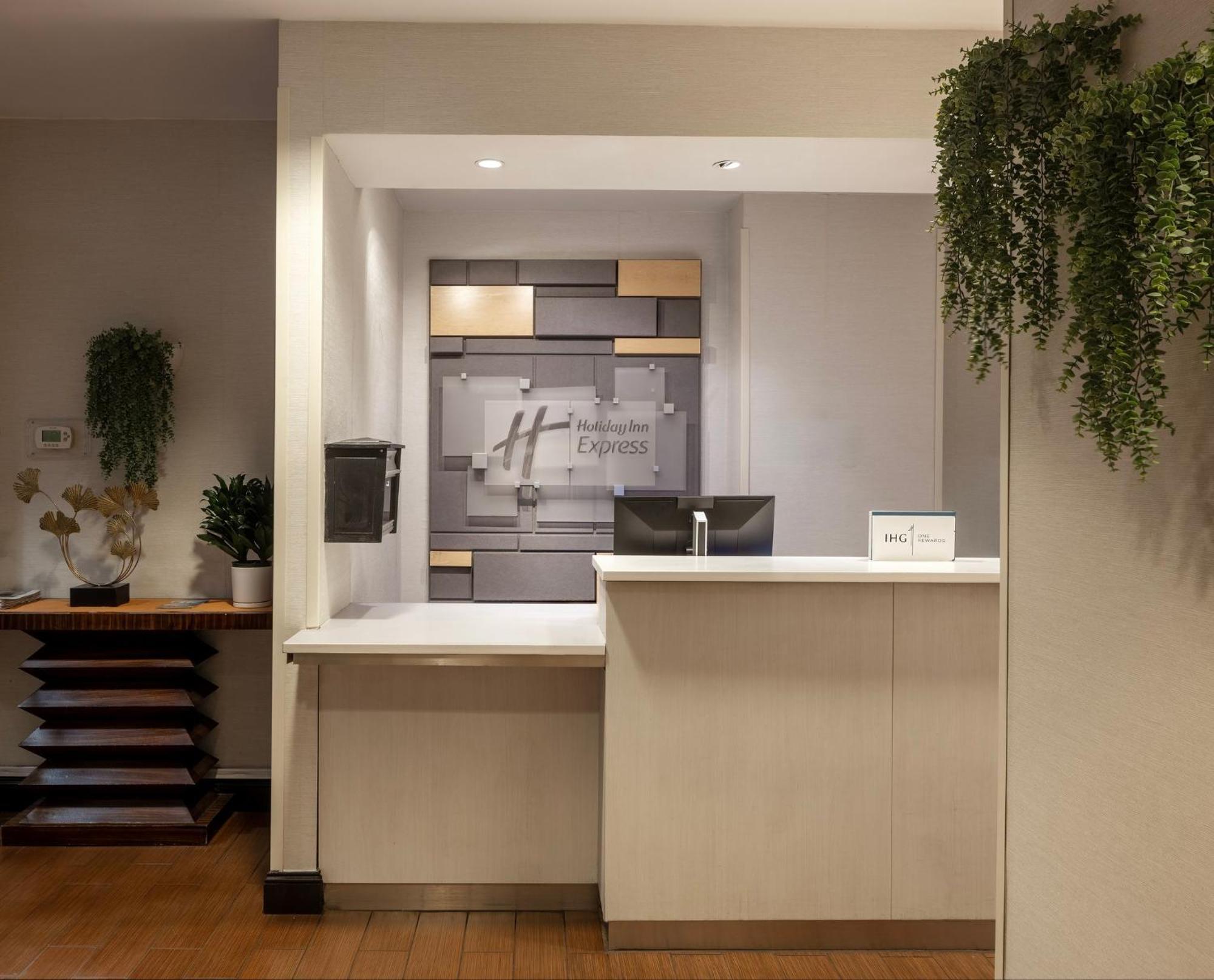 Holiday Inn Express - Times Square By Ihg New York Esterno foto