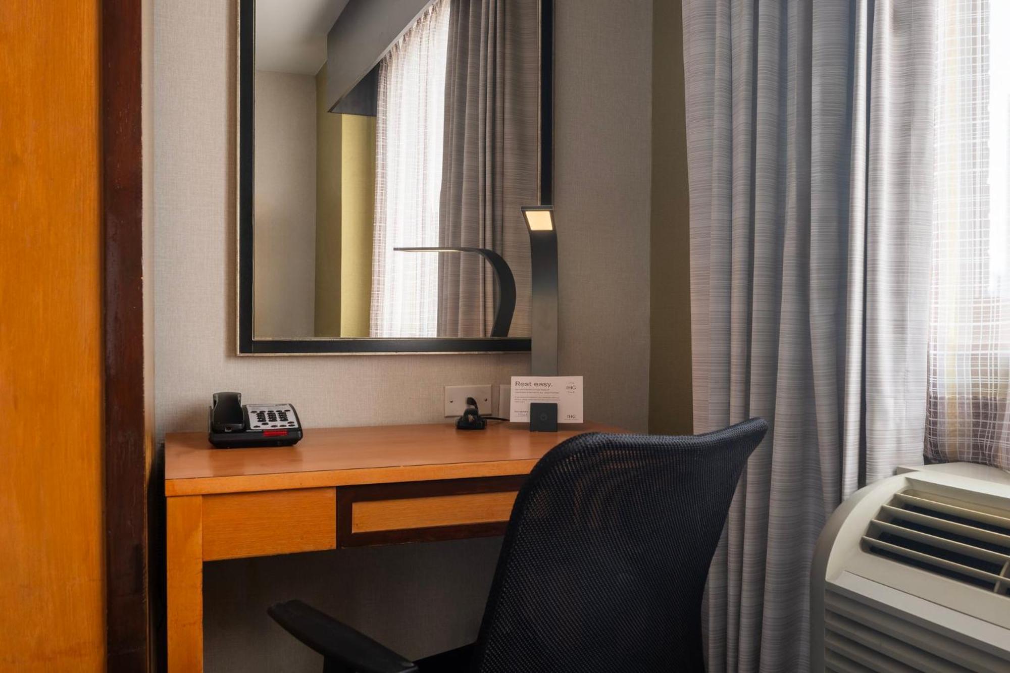 Holiday Inn Express - Times Square By Ihg New York Esterno foto